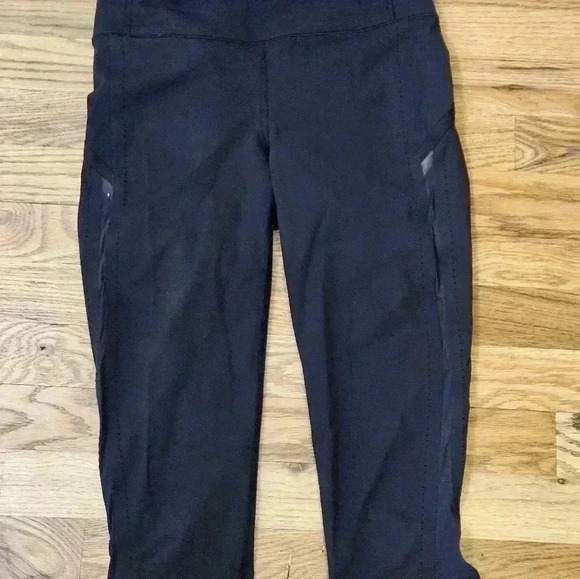 Lululemon Smooth Stride Crop Leggings. Black. Size 6 - Picture 4 of 11